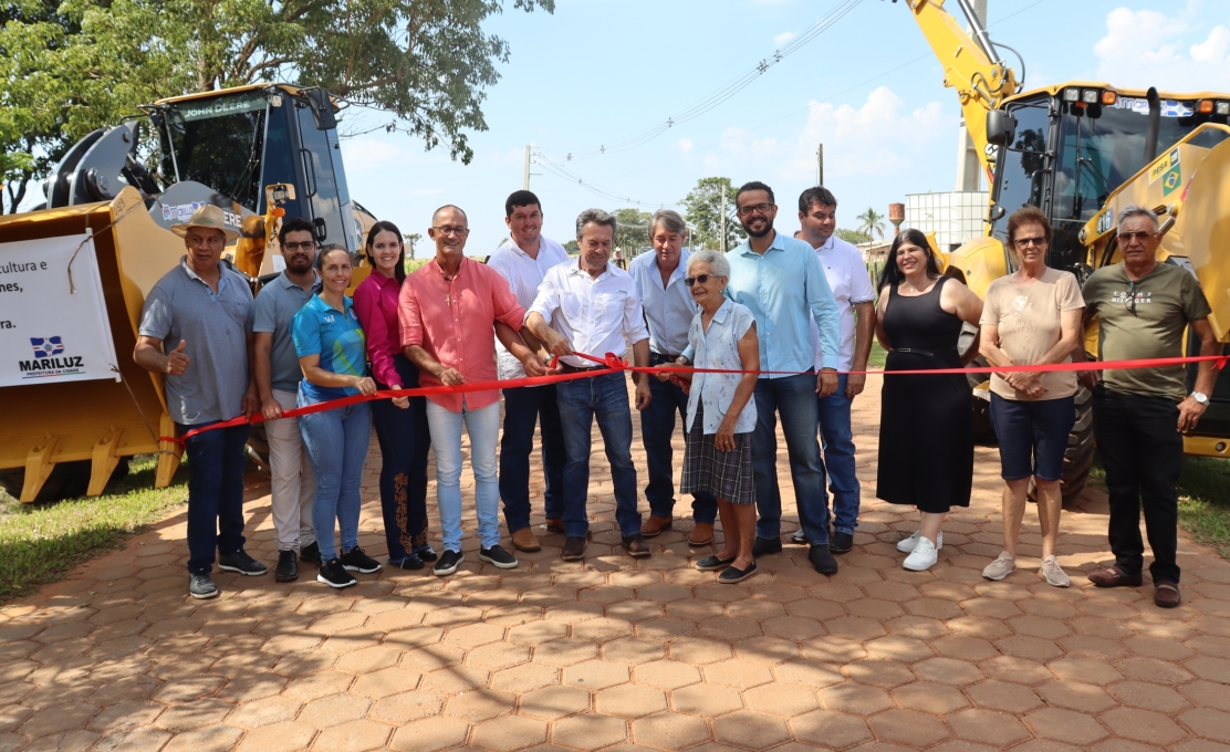 O Secretário da SEAB-PR, Márcio Nunes, participou da inauguração da pavimentação da estrad...