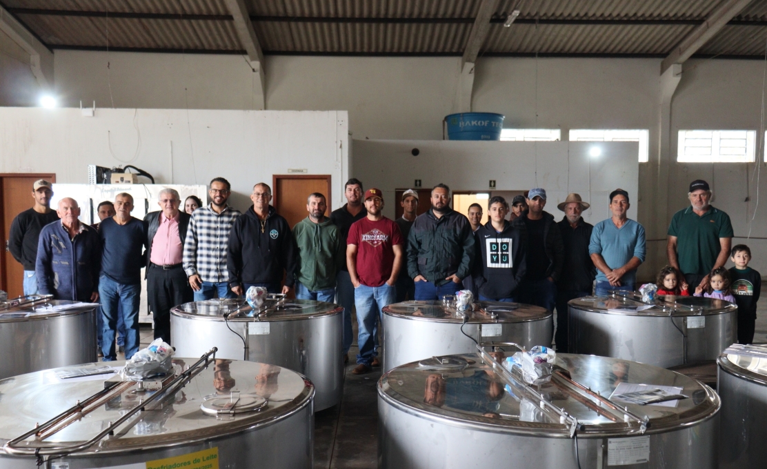 Mariluz entrega 14 resfriadores de leite e fortalece a produção leiteira no município