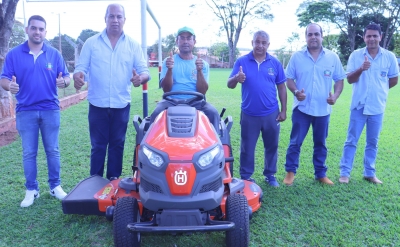 Divisão Municipal de Esportes adquiriu um trator cortador de grama para auxiliar na manutenção dos gramados
