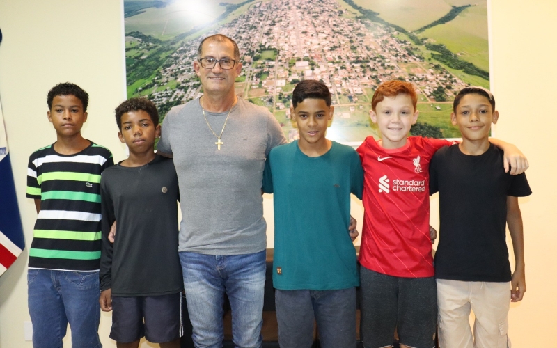 O Prefeito Paulinho Alves recepcionou os cinco atletas da Escolinha de Futebol Futuro do Amanhã que participarão de uma avaliação técnica do Clube de Regatas Flamengo.