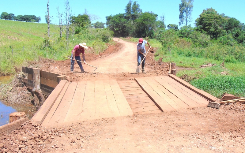 Prefeitura de Mariluz e Secretaria de Obras e Viação, revitalizaram  ponte que do Bairro Pachelli