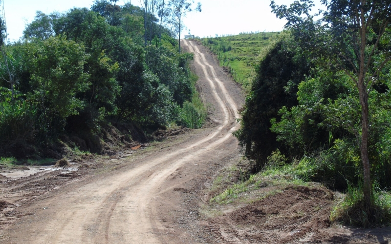 Secretaria de Obras e Viação, realizou melhorias em estrada rural que dá acesso ao bairro Água do Engano