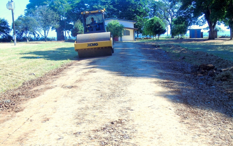 Secretaria de Obras e Viação de nosso Município, construiu rua com cascalho na sede da comunidade São João