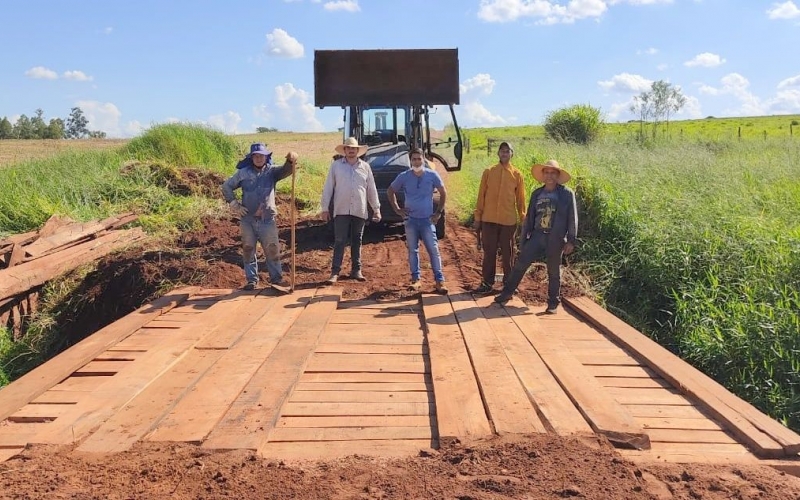 Secretaria Municipal de Obras e Viação, recuperou ponte no bairro Água do Gavião