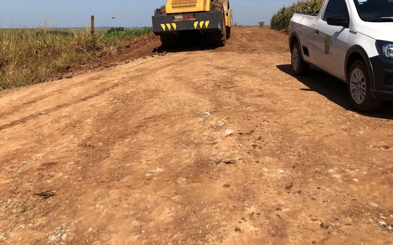Secretaria de Obras e Viação, realizou o encascalhamento de estradas rurais no Assentamento Nossa Senhora Aparecida