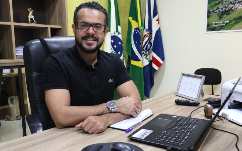 O Prefeito Interino Fernando Santos, já está atendendo no gabinete municipal a população marilunzense