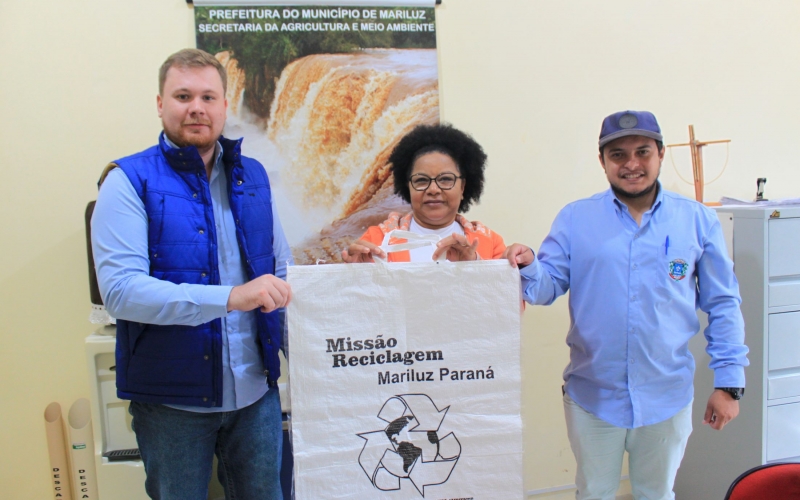 Prefeitura Municipal de Mariluz está realizando a entrega de Bags de coletar materiais recicláveis 