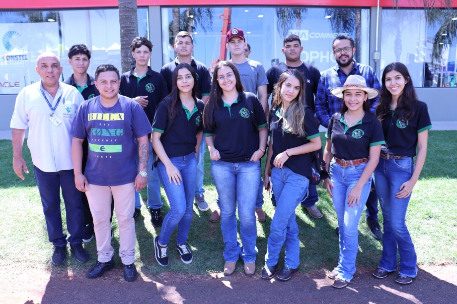 Produtores rurais de Mariluz e alunos do Curso Técnico de Agronegócio marcaram presença no Show Rural Coopavel 2023