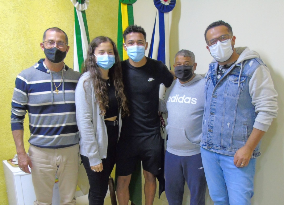 Prefeito Paulinho Alves recebeu em seu gabinete a visita do jogador de futebol Leonardo Azevedo