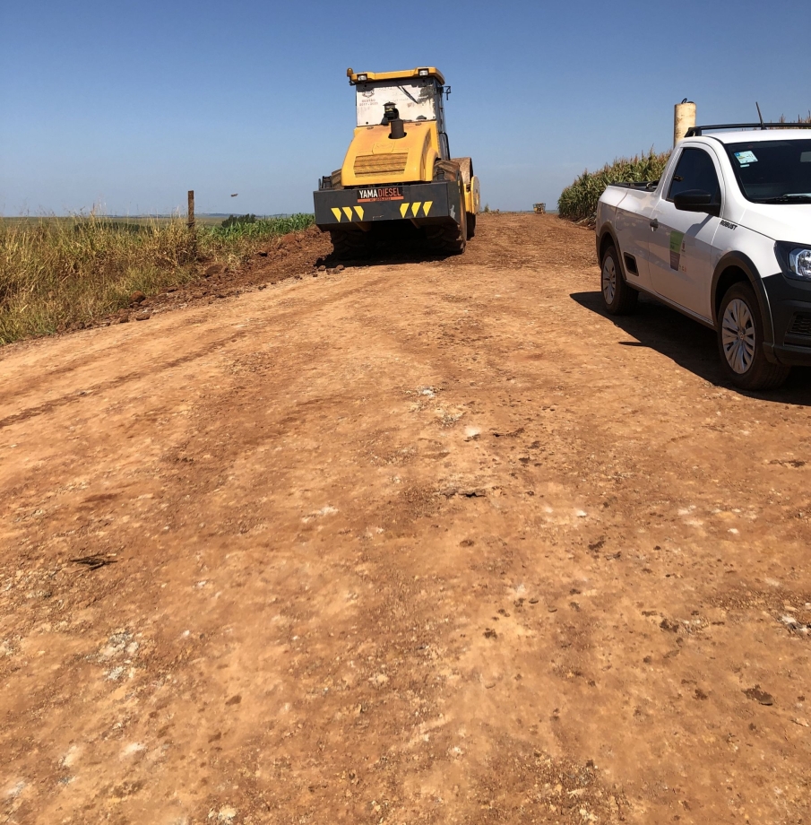 Secretaria de Obras e Viação, realizou o encascalhamento de estradas rurais no Assentamento Nossa Senhora Aparecida