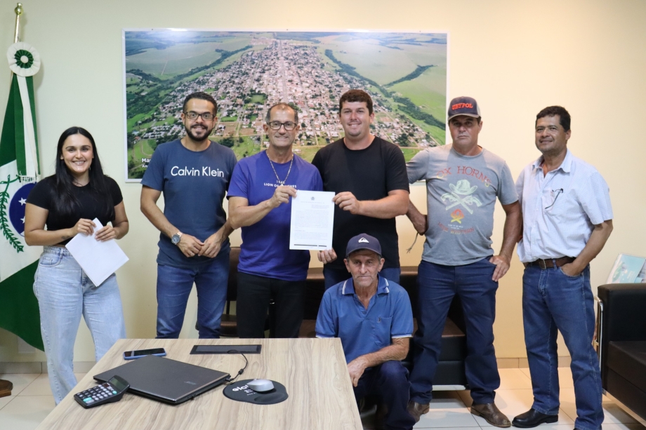 Assinatura do termo de permissão de uso de implementos agrícolas os cooperados da Cooperativa COOPERAGRA e os associados