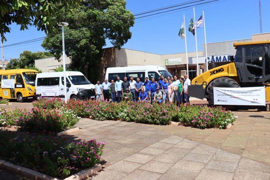 Prefeito Paulinho Alves, realizou a entrega de duas vans, micro-ônibus escolar, rolo compactador, trator e de implemento