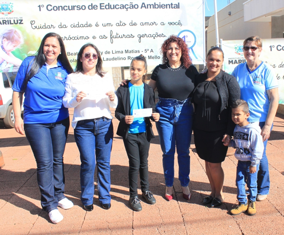 Entrega da premiação para as alunas que venceram o 1º Concurso de Educação Ambiental Categoria Frases 