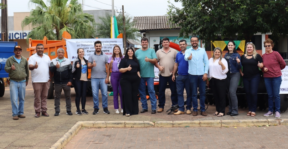 Prefeitura de Mariluz realizou a entrega de uma van escolar e implementos agrícolas  
