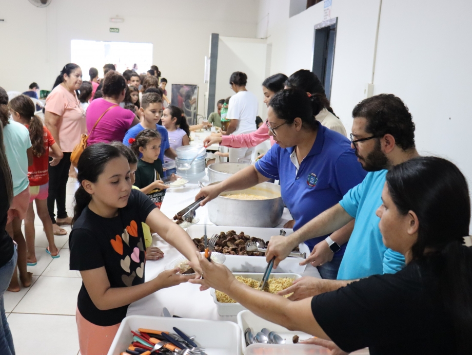 A Secretaria Municipal de Assistência Social organizou um dia especial de lazer no Clube do Idoso para 150 crianças aten