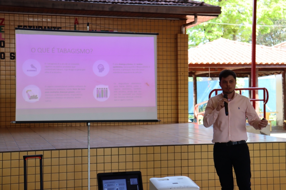 o Dia Nacional de Combate ao Fumo em Mariluz, foi celebrado com uma palestra sobre os perigos e os danos que os cigarros