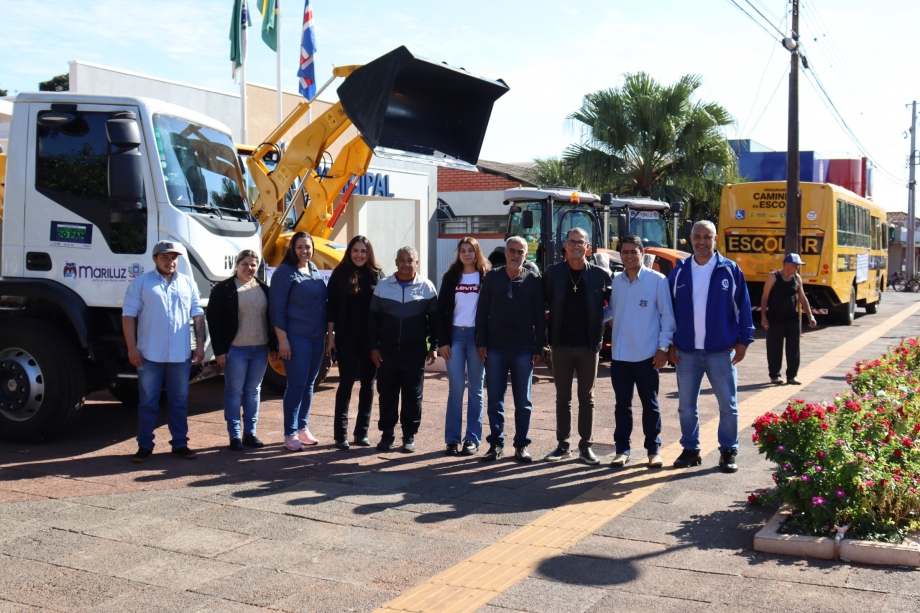 Prefeito Paulinho Alves, acompanhado do Secretáriado Municipal e do vereador Benedito Oscar dos Santos, realizou a entre