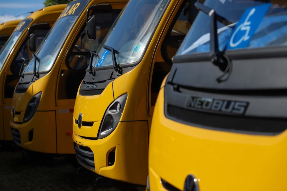 Prefeito Paulinho Alves e Secretário Cristiano Oliveira participaram da entrega de ônibus escolares em Pinhais