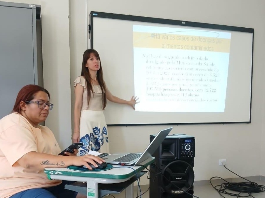 A Nutricionista Geisiane Soares Nunes realizou uma capacitação destinada a todas as merendeiras do município de Mariluz