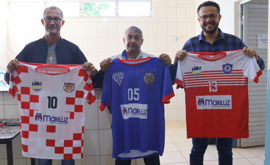Prefeito Paulinho Alves, entregou materiais esportivos para atletas do Futsal, Handebol, Futebol...
