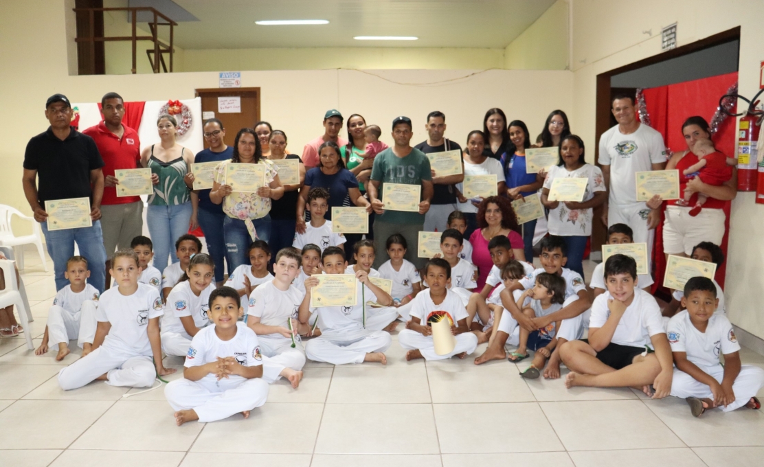 alunos do Serviço de Convivência de Mariluz receberam certificados de participação em seus c...