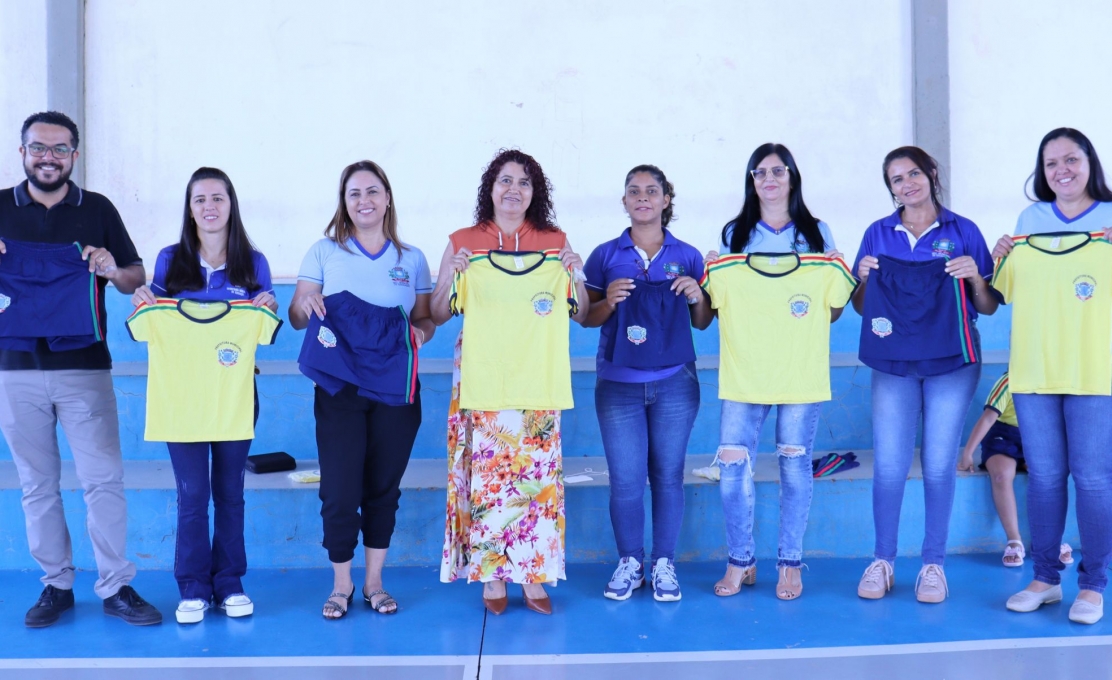 Prefeitura de Mariluz realizou a entrega de uniformes escolares para os alunos da rede pública ...
