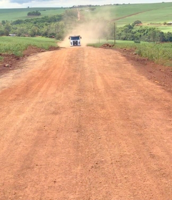 Secretaria de Obras e Viação de Mariluz está realizando a readequação de mais um trecho de estrada rural