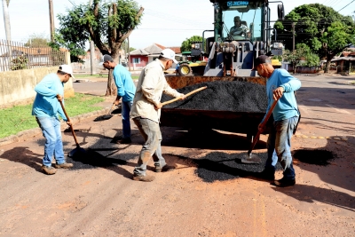 Prefeitura de Mariluz e Secretaria Municipal de Obras e Viação estão realizando Tapa Buracos em ruas e avenidas 