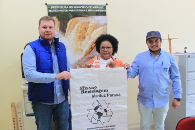 Prefeitura Municipal de Mariluz está realizando a entrega de Bags de coletar materiais recicláveis 