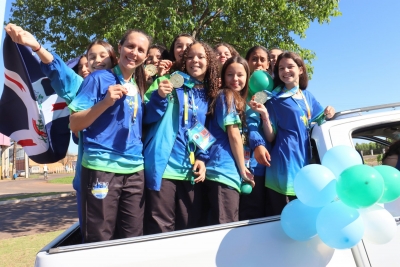 Atletas de Handebol sub-14 campeãs do JEBS 2022, foram recebidas com muita festa pela população Mariluzense
