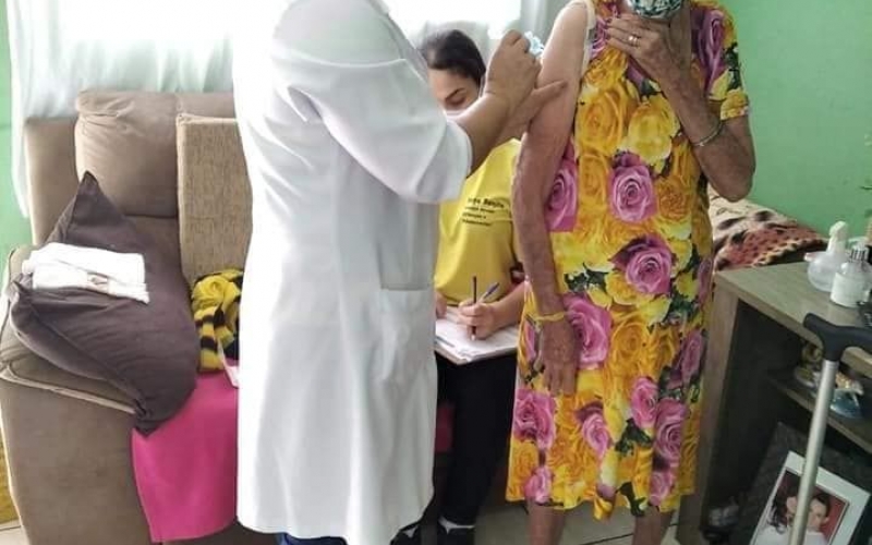 A Secretaria Municipal de Saúde de Mariluz iniciou a vacinação contra a COVID-19 em idosos acima de 90 anos
