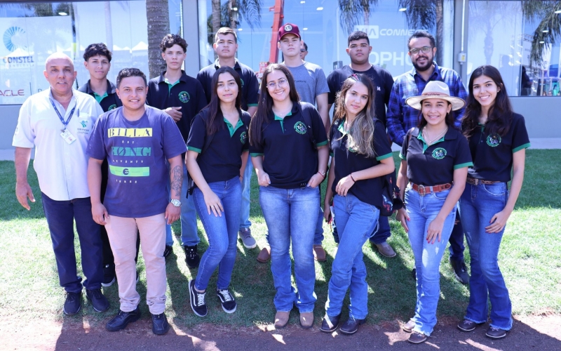 Produtores rurais de Mariluz e alunos do Curso Técnico de Agronegócio marcaram presença no Show Rural Coopavel 2023