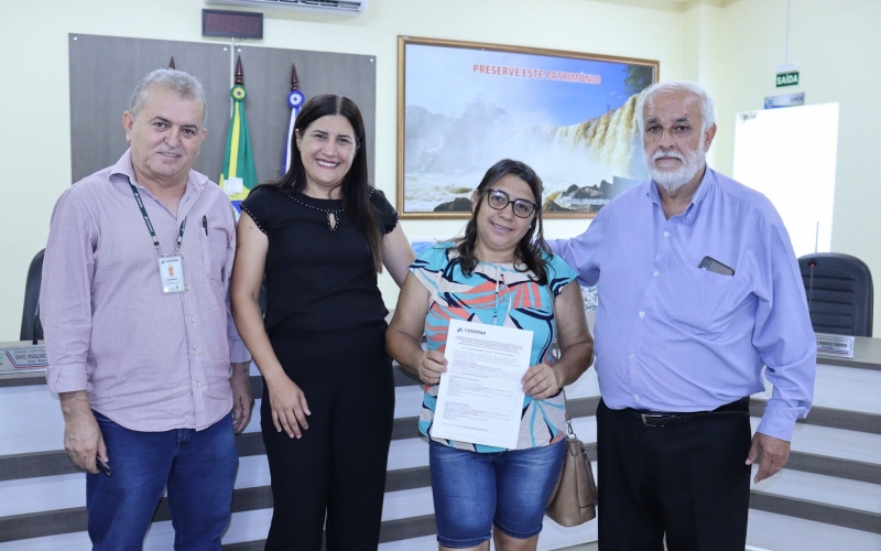Prefeitura de Mariluz e Cohapar, realizaram a entrega das escrituras aos moradores do Conjunto Pedro Bueno