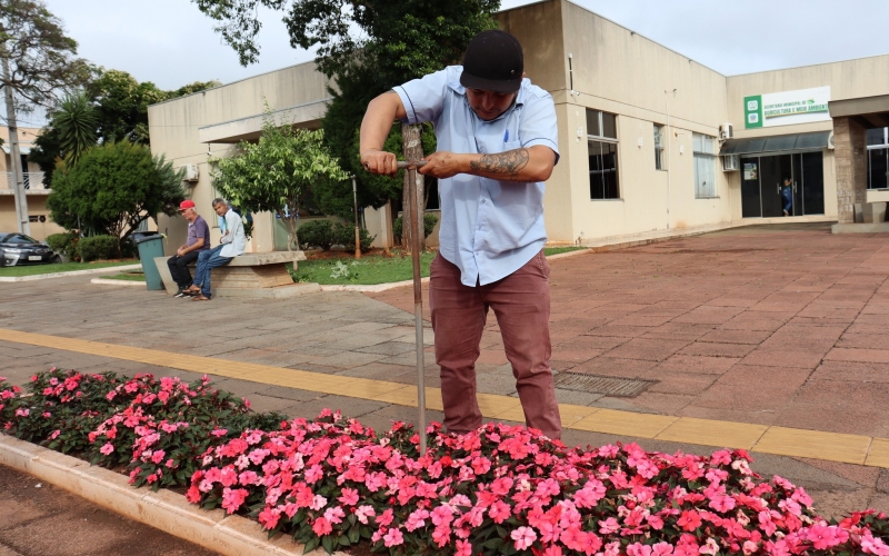 Coletagem de solo para análise química foi realizada nos canteiros em frente ao Paço e nos vasos de flores da Avenida Marília