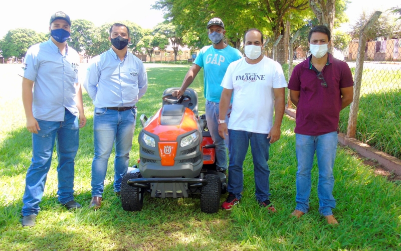 Prefeitura Municipal de Mariluz realizou a compra de um trator cortador de grama  