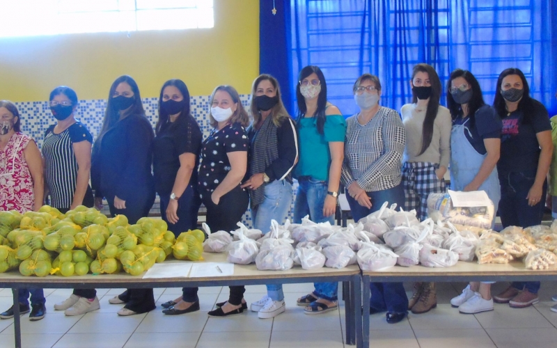 Secretaria Municipal de Educação entregou cestas e legumes para alunos da rede municipal de educação 
