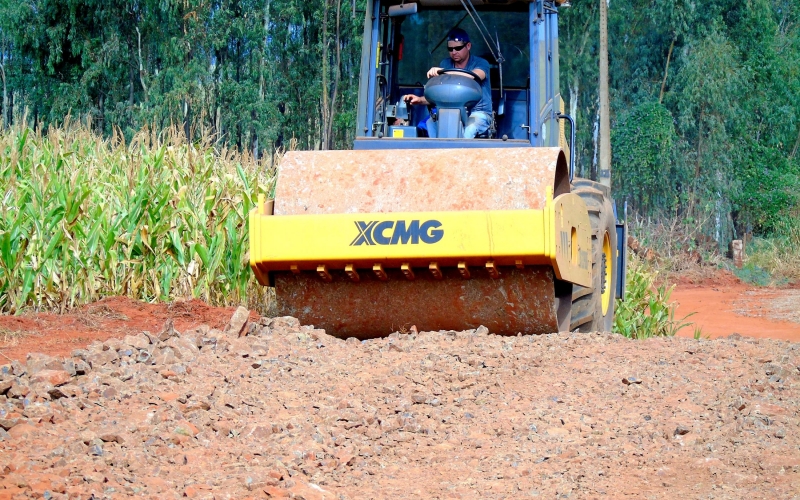 Secretaria de Obras e Viação de Mariluz realizou o encascalhamento de mais um trecho de estrada rural 