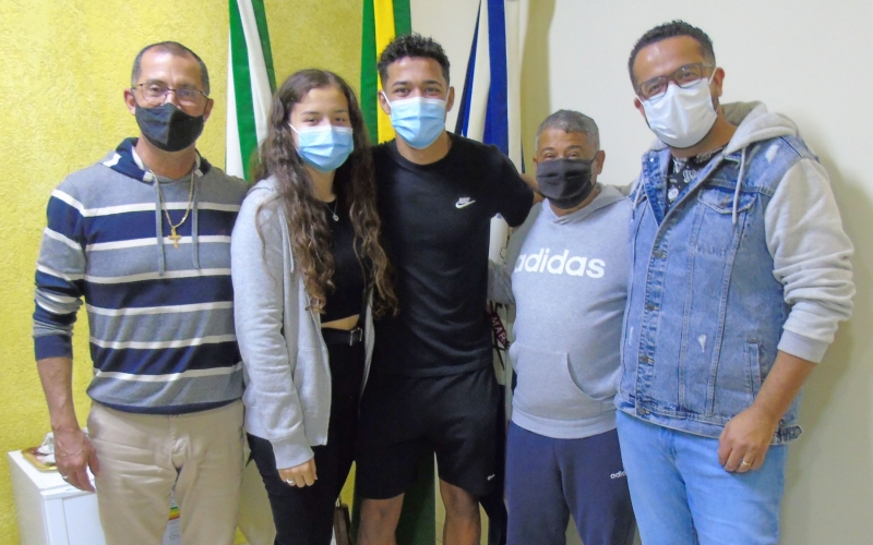 Prefeito Paulinho Alves recebeu em seu gabinete a visita do jogador de futebol Leonardo Azevedo