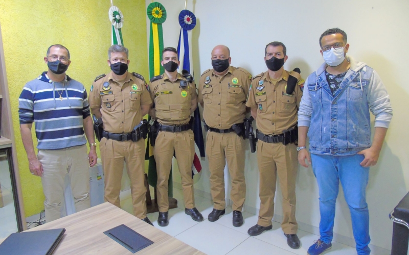 Prefeito Paulinho Alves, se reuniu com o comando da polícia militar da região em seu gabinete