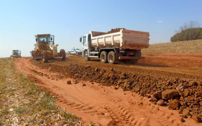 Secretaria de Obras e Viação de Mariluz está realizando a readequação  de mais um trecho de estrada rural 