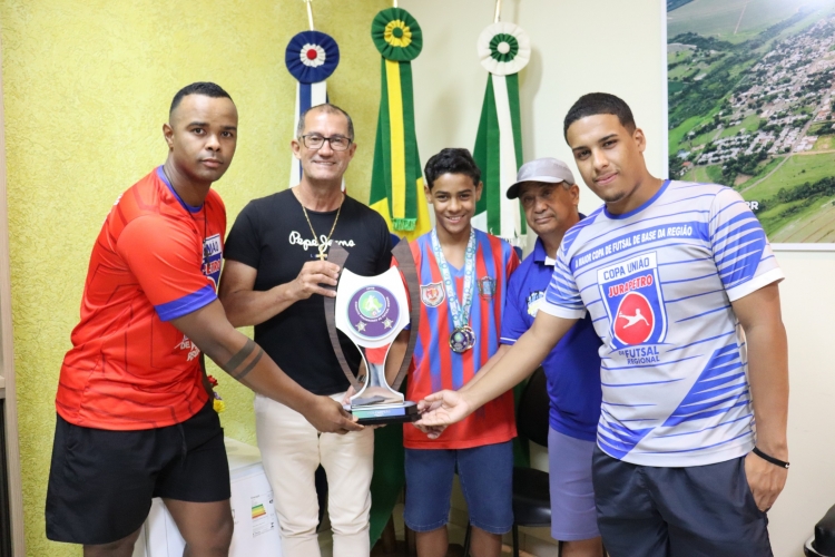 Prefeito Paulinho Alves recepcionou os atletas futsal que foram vice-campeões nas categorias Sub-12 e Sub-13