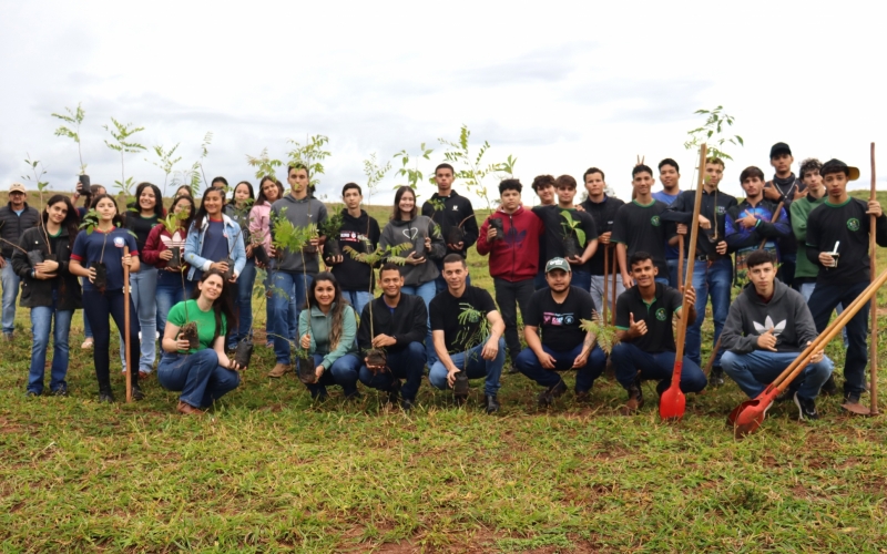 No Dia Mundial do Meio Ambiente a cooperativa Sicoob de Mariluz e a Secretaria Municipal de Agricultura em Meio Ambiente