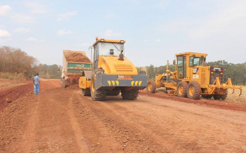 Secretaria de Obras e Viação de nosso município está readequando novos trechos de estradas rurais 