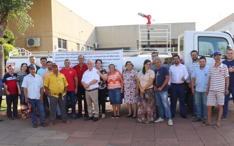 Prefeitura de Mariluz realizou a entrega de caminhão Pipa para a frota do município em praça pública