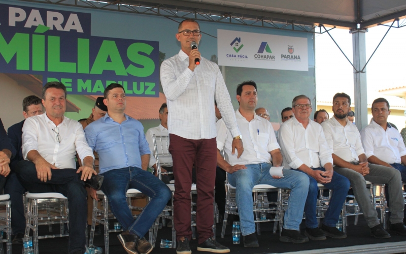 Prefeito Paulinho Alves e o Governador Ratinho Junior realizaram a entrega de 57 moradias em Mariluz