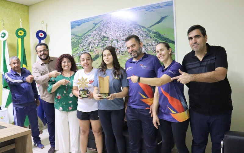 A Prefeita Interina Cristina Alves recebeu a visita das meninas campeãs do JEP´s e do JAPS 2022