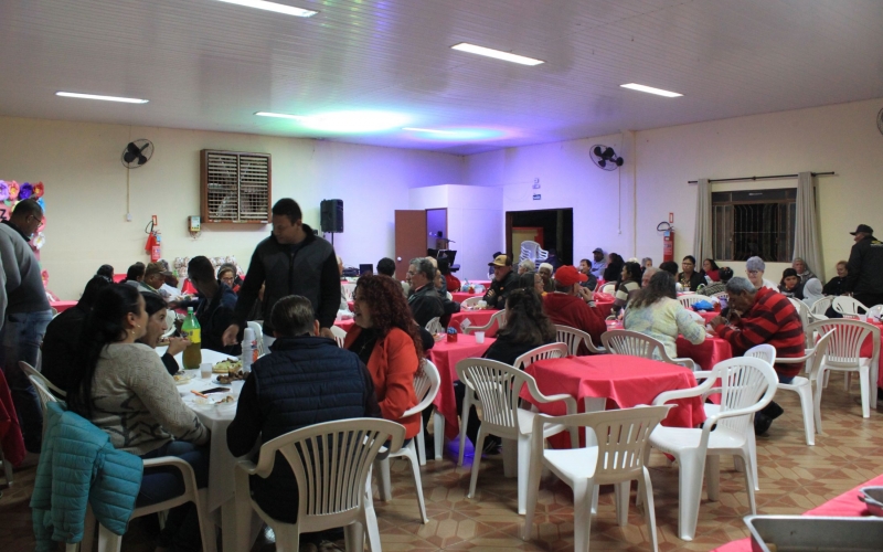O CRAS de Mariluz realizou o jantar do Dia das Mães para o membros do Clube do Idoso de nossa cidade