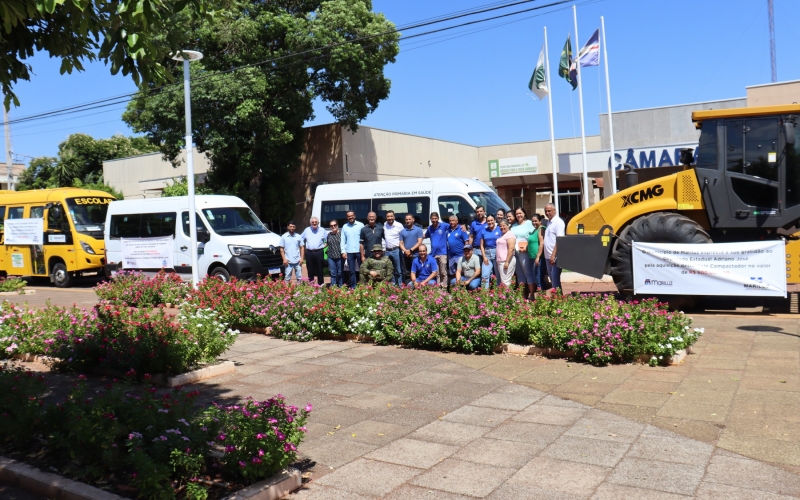 Prefeito Paulinho Alves, realizou a entrega de duas vans, micro-ônibus escolar, rolo compactador, trator e de implementos agrícolas