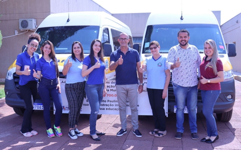Prefeito Paulinho Alves realizou a entrega de duas Vans para o transporte escolar de alunos