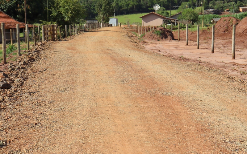 Secretaria Municipal de Obras e Viação, realizou uma nova etapa de readequação de estradas rurais 